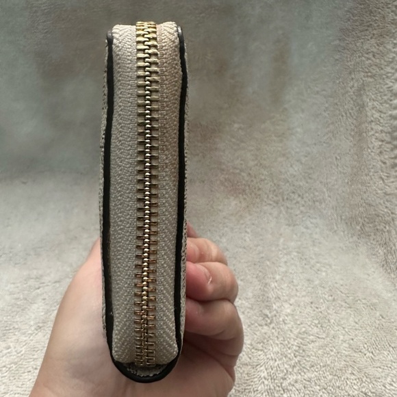 Michael Kors Vanilla Monogram Gold Glitter Center Stripe Large Wallet EUC - Picture 5 of 9